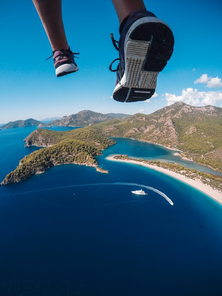 Paraglidista Burak Tuzer a jeho chůze po větru.